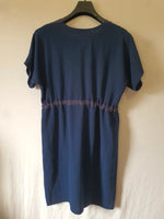 Petite robe bleu marine avec ceinture pailleté