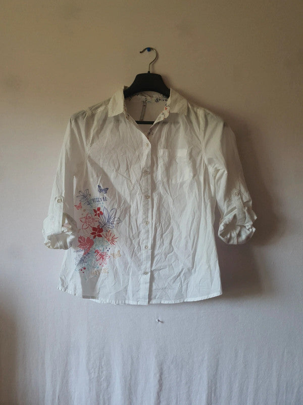 Chemise d'été blanche et fleurie