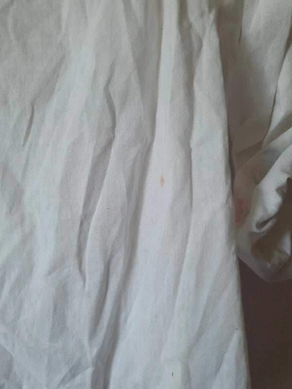 Chemise d'été blanche et fleurie