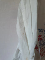 Chemise d'été blanche et fleurie