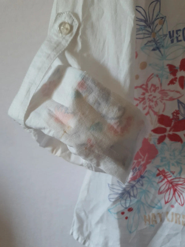 Chemise d'été blanche et fleurie