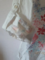 Chemise d'été blanche et fleurie