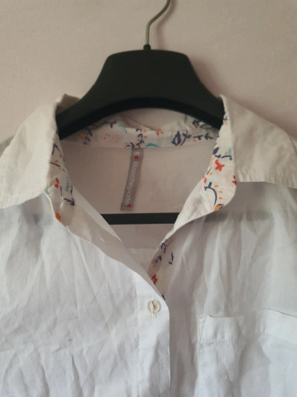 Chemise d'été blanche et fleurie