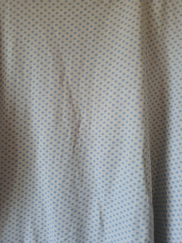 T-Shirt blanc avec points bleu