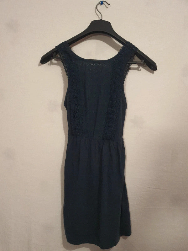 Robe d'été noire avec trou