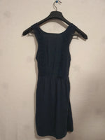 Robe d'été noire avec trou