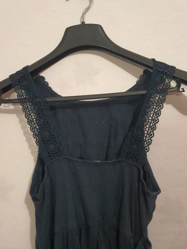 Robe d'été noire avec trou