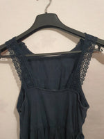 Robe d'été noire avec trou