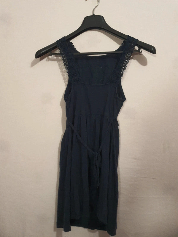 Robe d'été noire avec trou