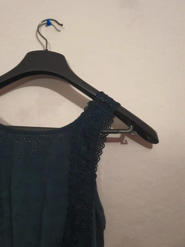 Robe d'été noire avec trou