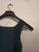 Robe d'été noire avec trou