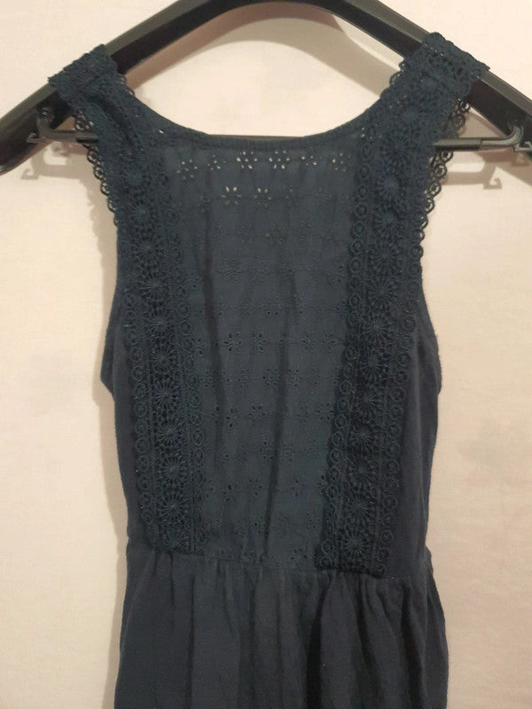 Robe d'été noire avec trou