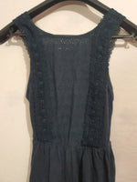 Robe d'été noire avec trou