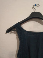 Robe d'été noire avec trou