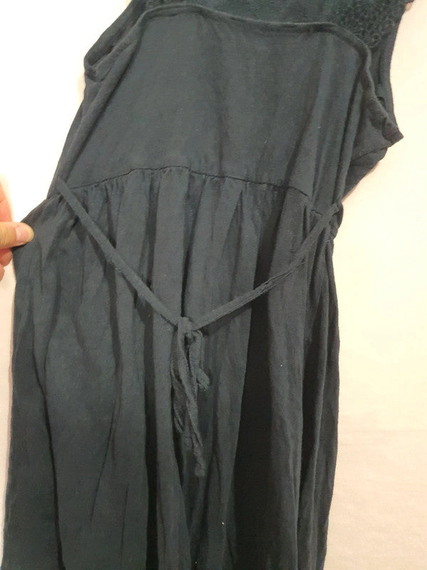 Robe d'été noire avec trou