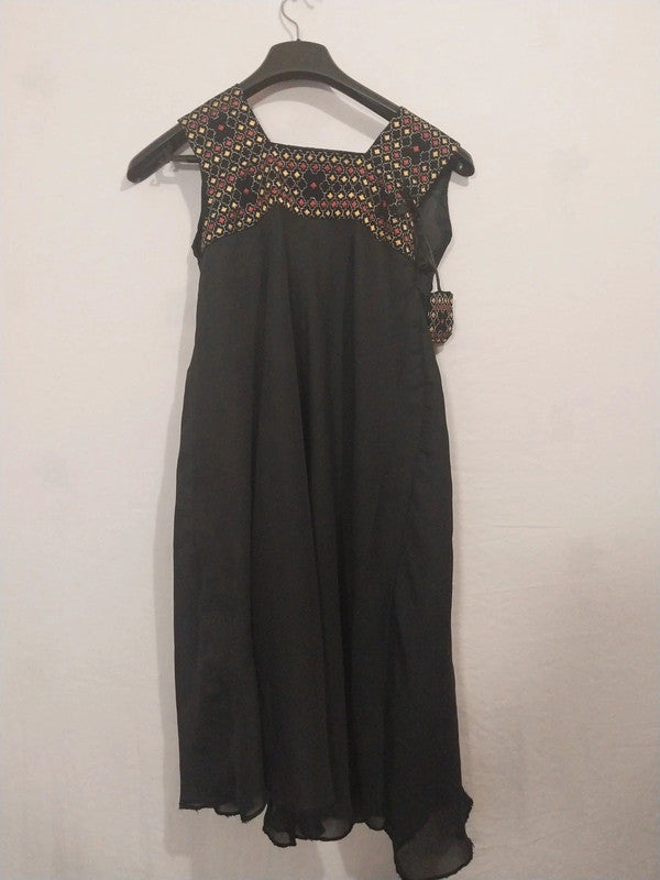 Robe noir imprimer avec ceinture accrocher