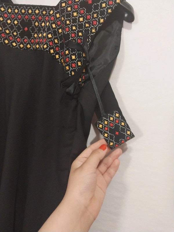 Robe noir imprimer avec ceinture accrocher