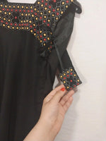 Robe noir imprimer avec ceinture accrocher