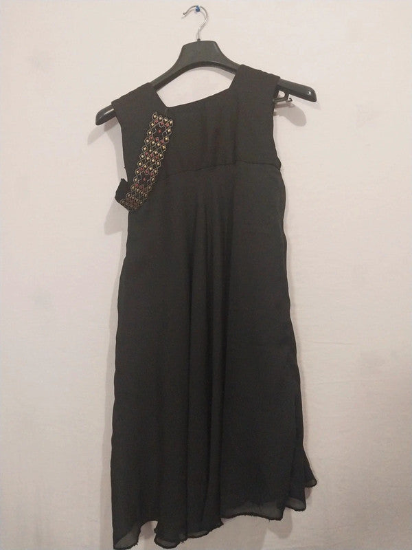 Robe noir imprimer avec ceinture accrocher