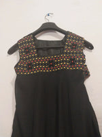 Robe noir imprimer avec ceinture accrocher