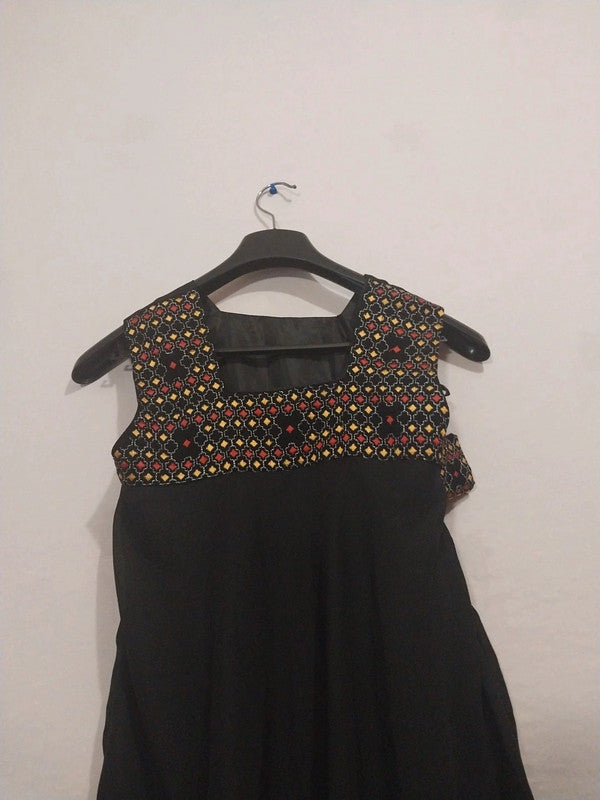 Robe noir imprimer avec ceinture accrocher