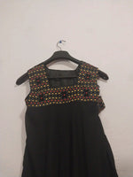 Robe noir imprimer avec ceinture accrocher