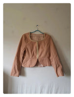 Gilet rose avec bordure doré