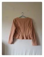 Gilet rose avec bordure doré