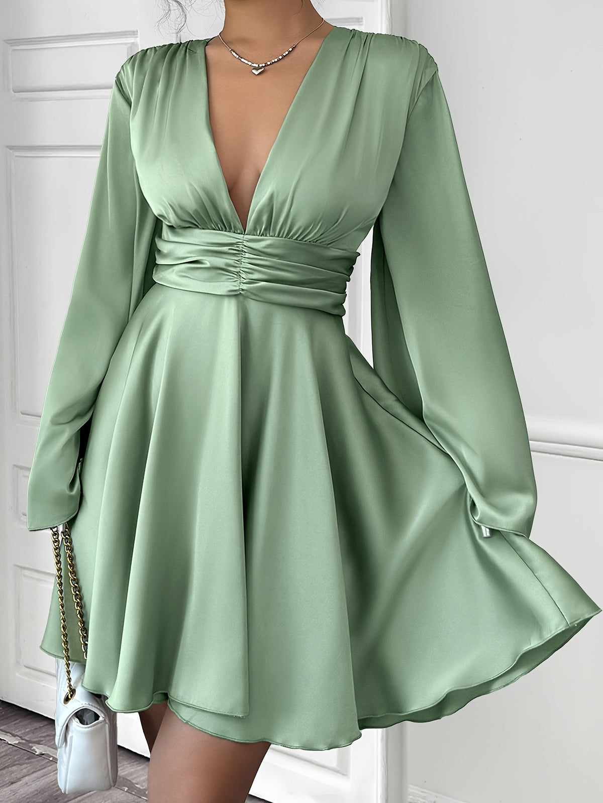 Robe mini plissée élégante à manches longues