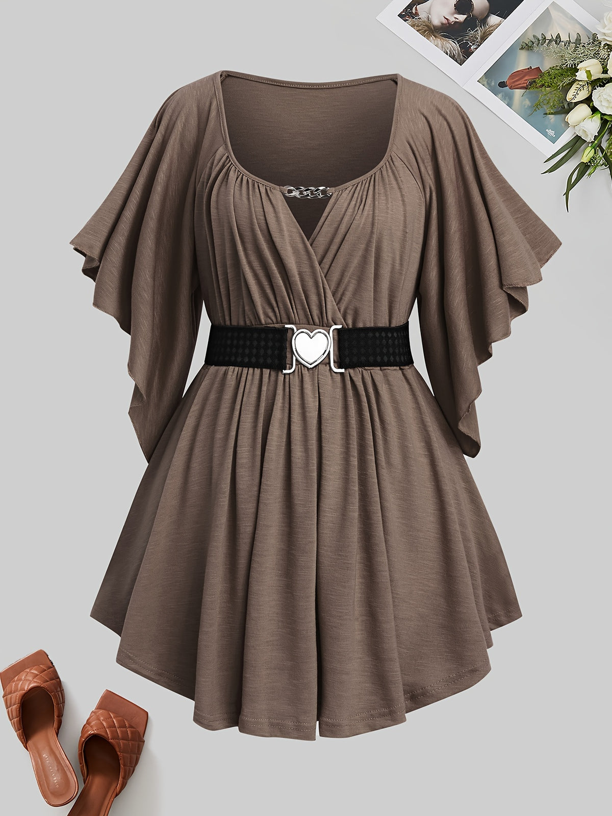 T-shirt élégant grande taille avec chaîne cœur et ceinture