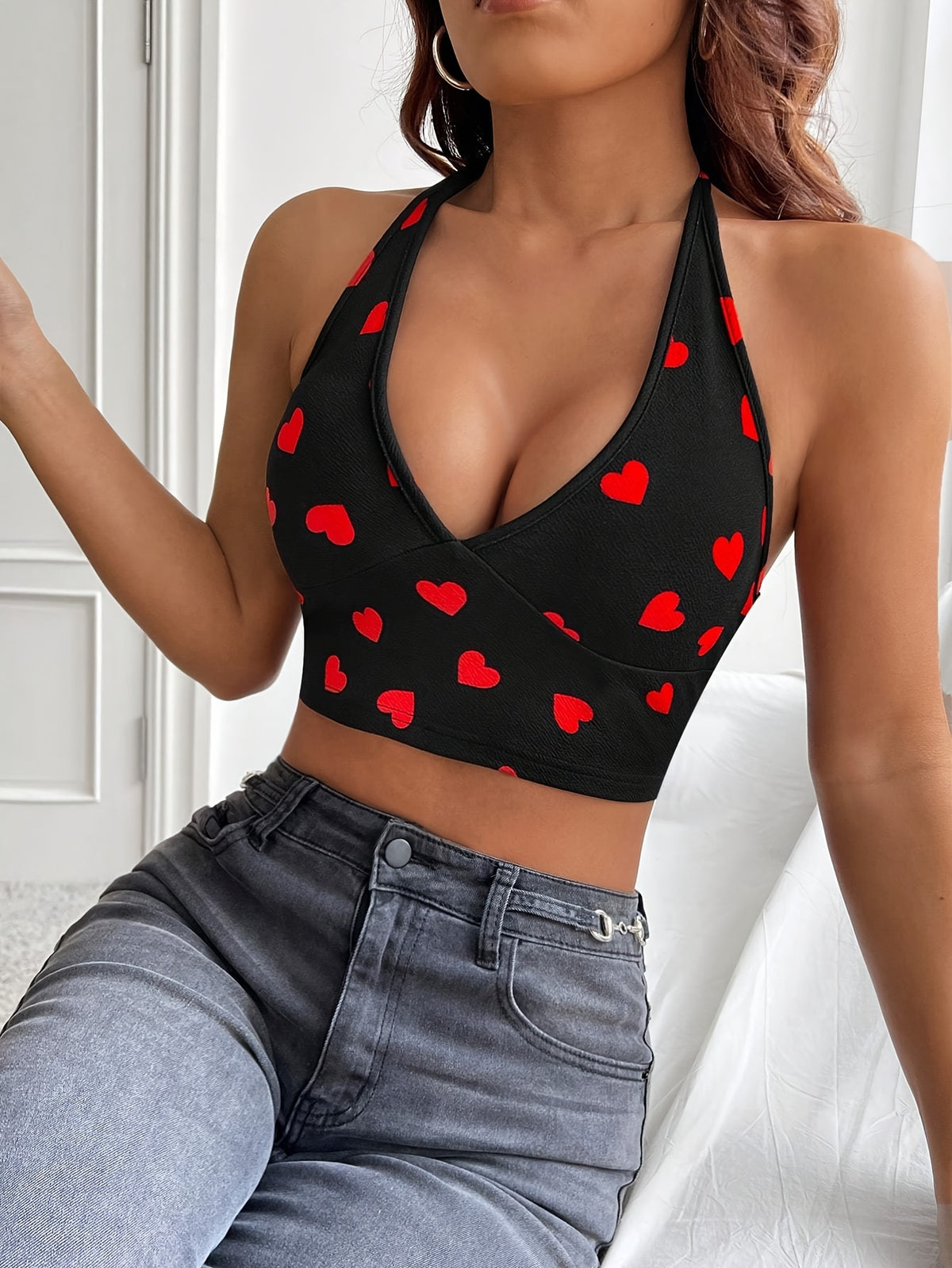Débardeur court noir à col halter avec motif cœur rouge 