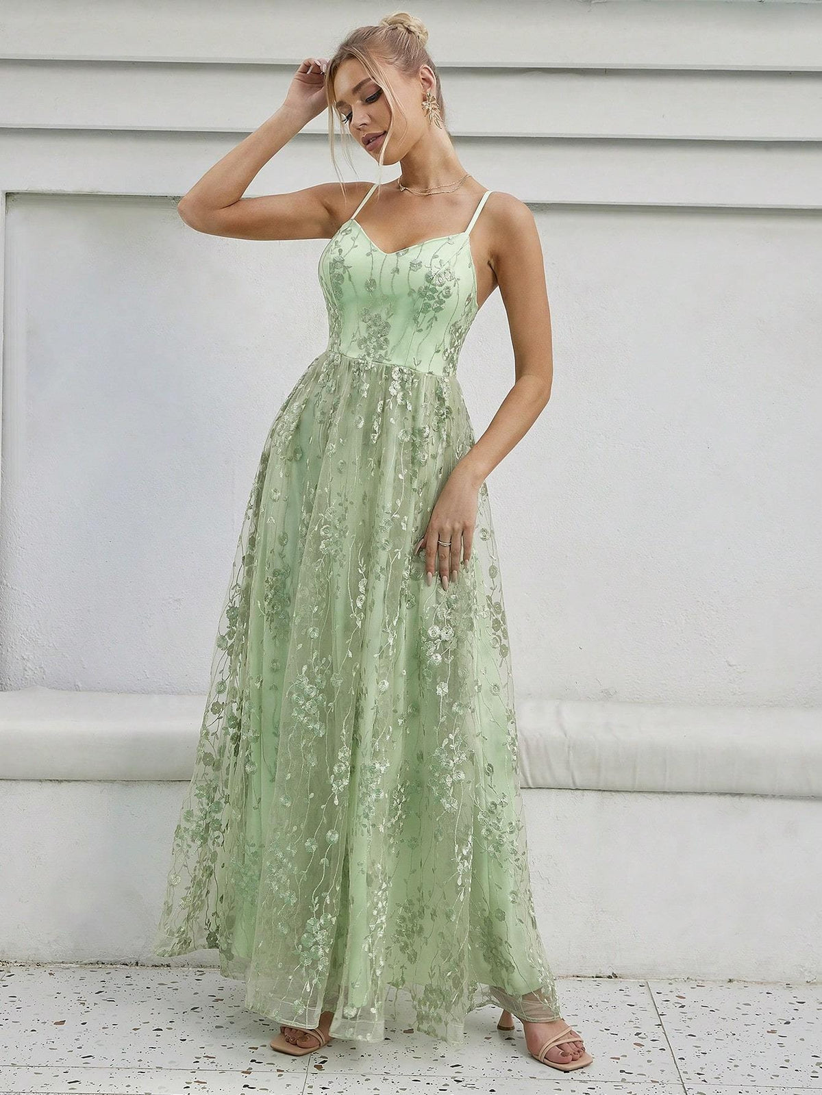 Robe longue élégante dos nu avec dentelle brodée