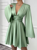 Robe mini plissée élégante à manches longues