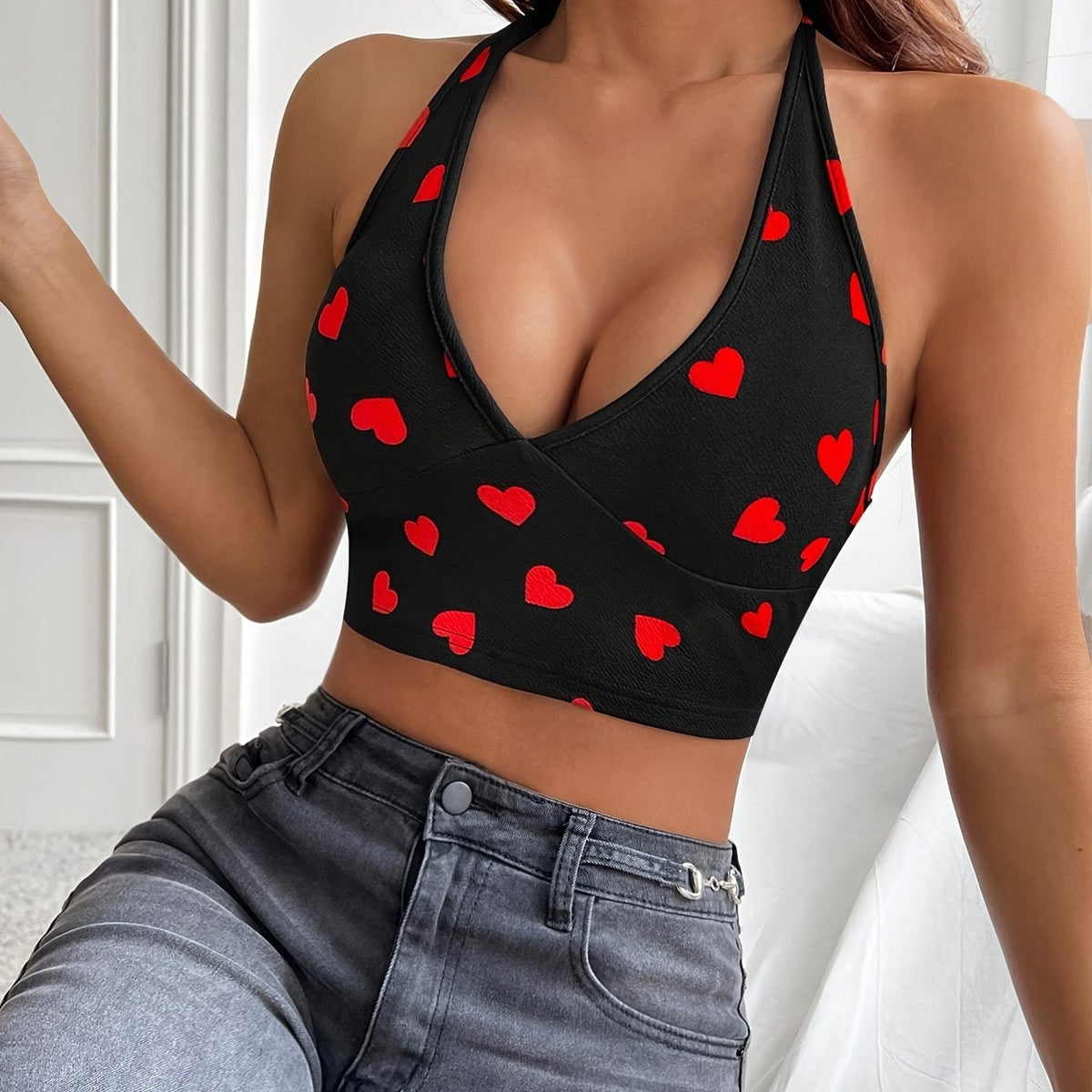 Débardeur court noir à col halter avec motif cœur rouge 