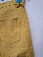Short jaune moutarde