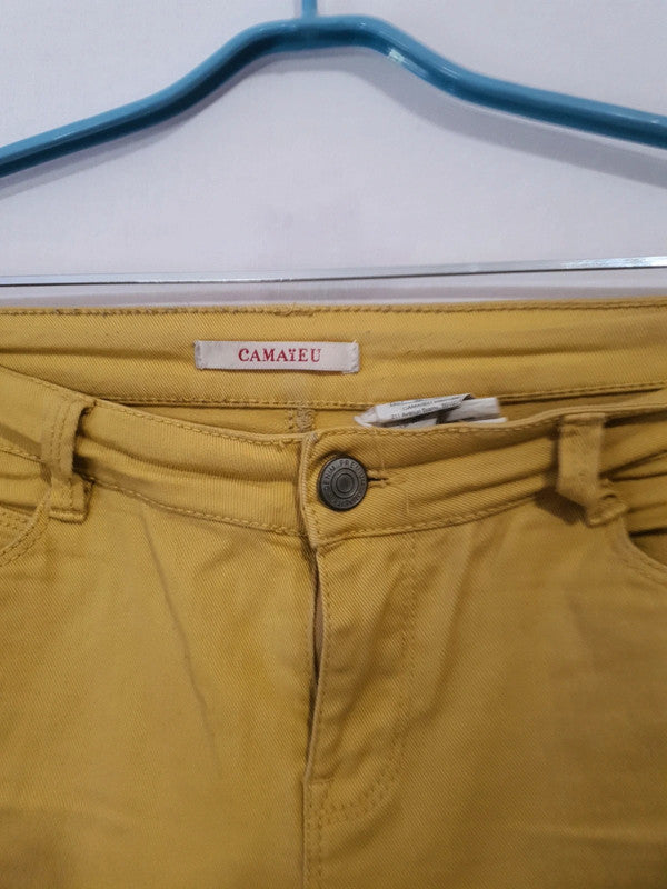 Short jaune moutarde