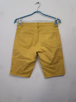 Short jaune moutarde