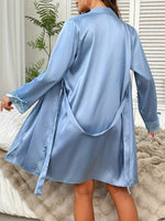 Ensemble nuisette en satin et robe ceinturée avec dentelle contrastée