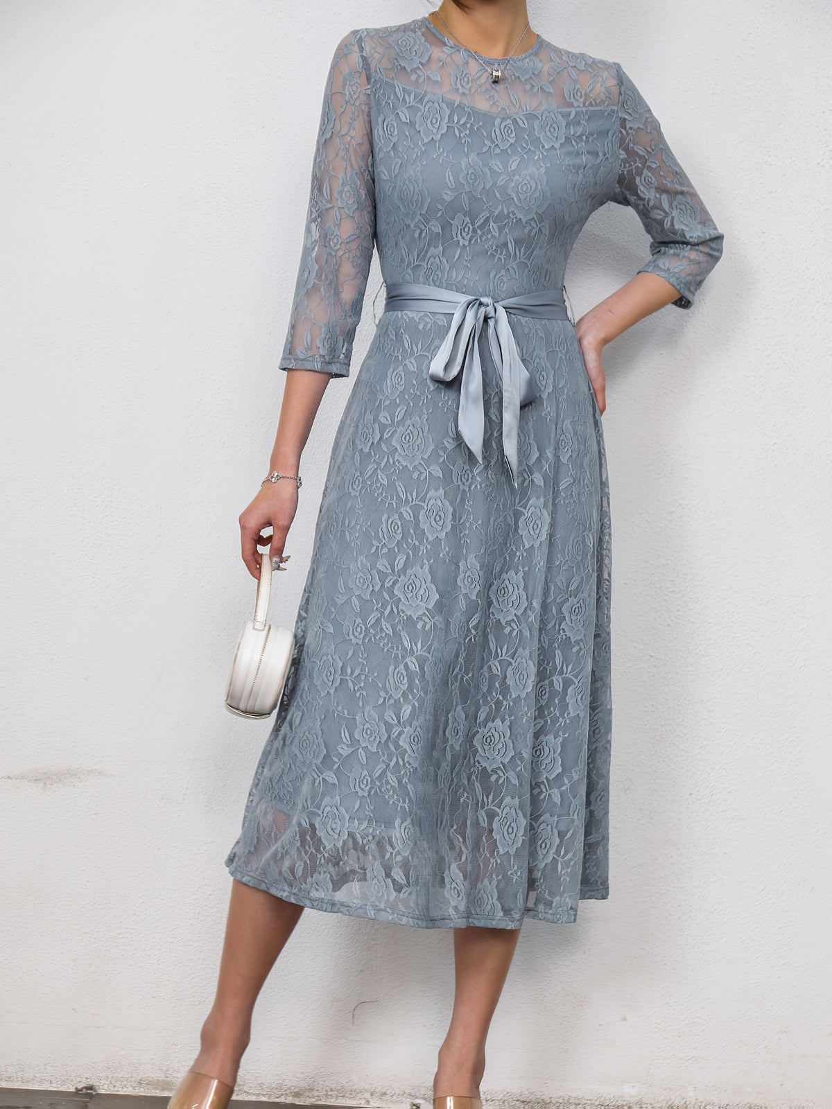 Robe midi élégante en dentelle florale