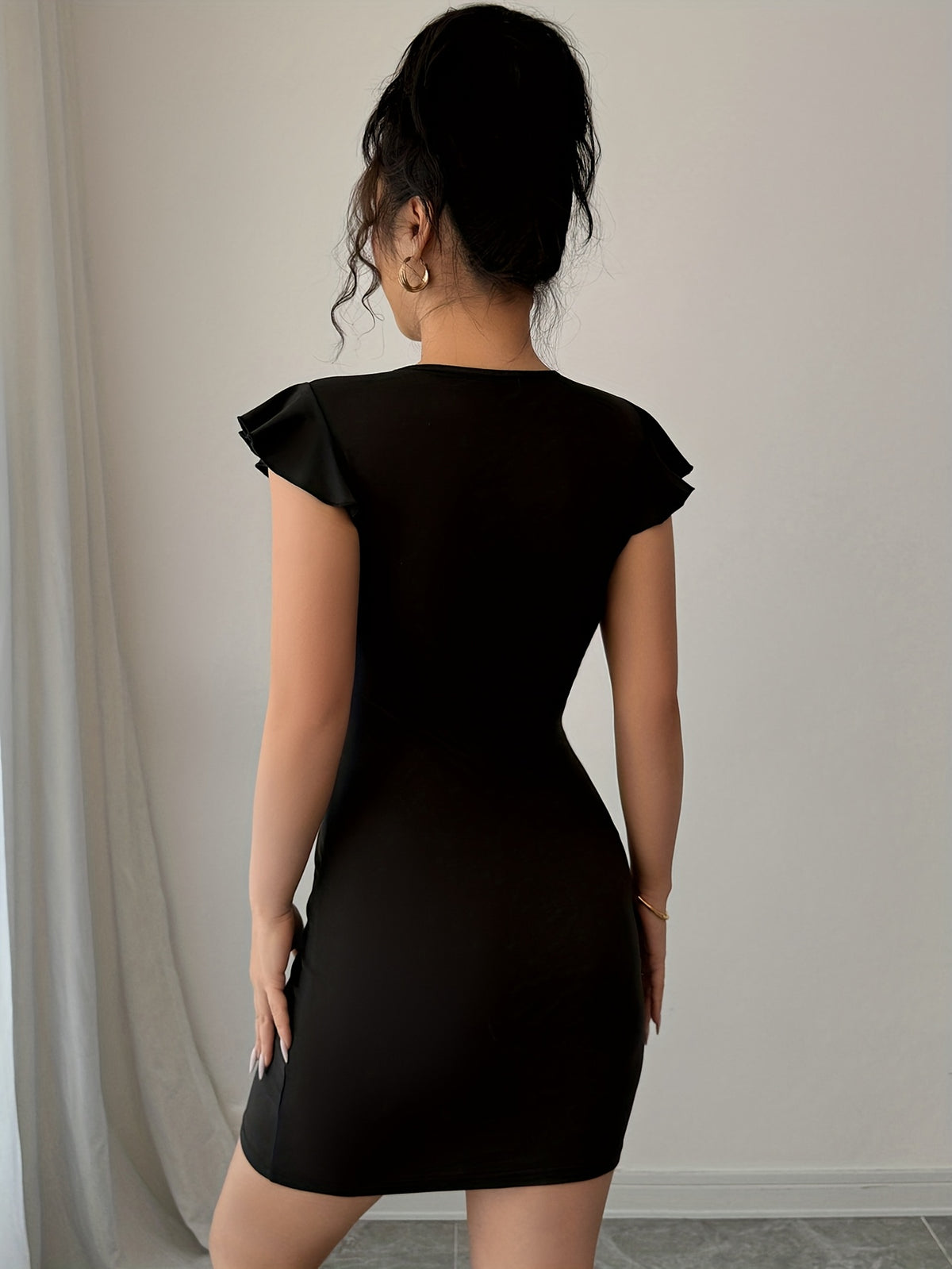 Robe moulante élégante avec manches bouffantes#Paris