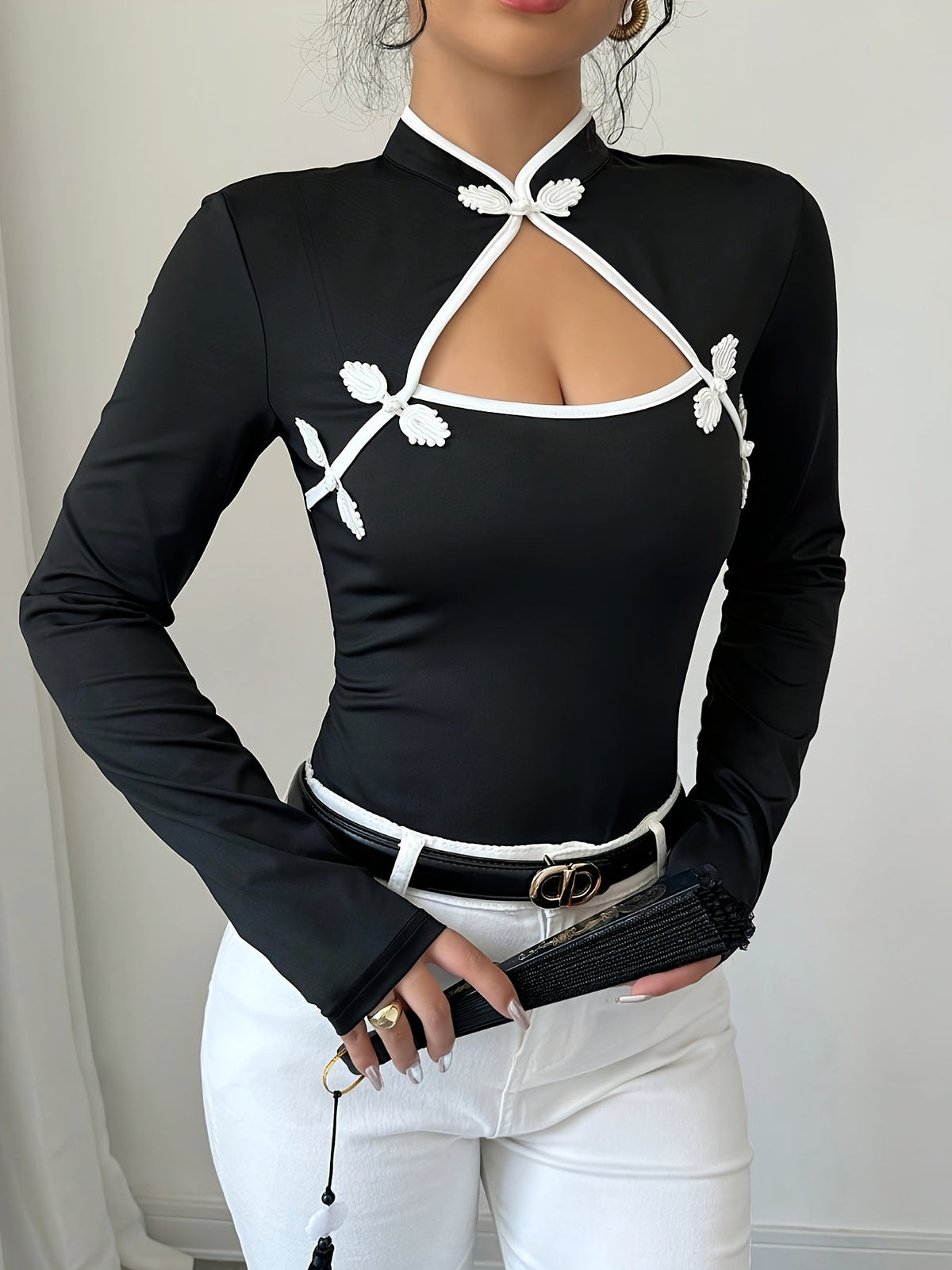 haut élégant inspiré du cheongsam avec col mandarin et détails contrastés
