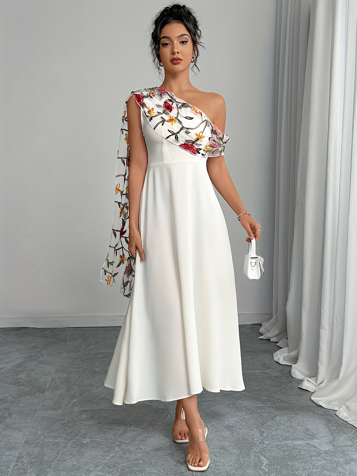 Robe longue française avec épaules dénudées