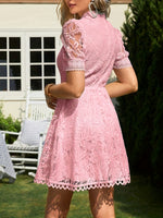 Robe élégante en dentelle avec manches courtes bouffantes