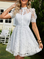 Robe élégante en dentelle avec manches courtes bouffantes