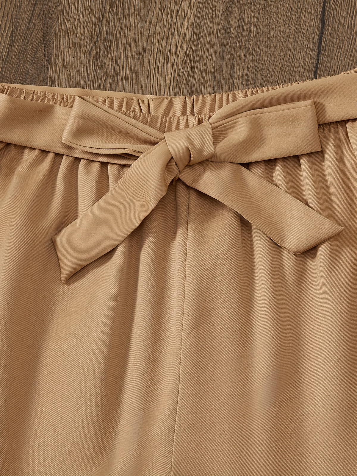 Ensemble élégant pour jeunes femmes avec top à manches en dentelle