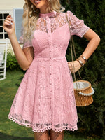 Robe élégante en dentelle avec manches courtes bouffantes