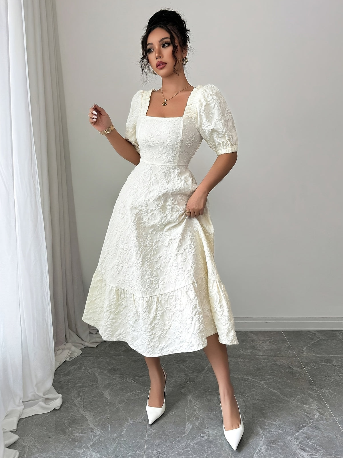 Robe élégante à col carré et manches bouffantes XS