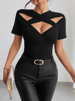 T-shirt noir à manches courtes avec découpe croisée #Paris