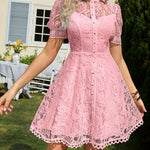 Robe élégante en dentelle avec manches courtes bouffantes