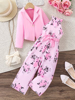 Ensemble élégant automnal pour fille avec veste rose à manches longues et combishort floral avec ceinture.